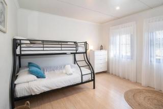 Wirraway Luxury Chalet | Lake Views | Private Gardens - 1