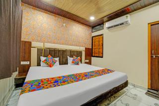 FabHotel Starlight Inn - 1-8 Km to Mahakaleshwar Jyotirlinga Temple - 6