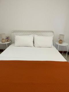 Bright & Airy 3 Bedroom Apartment - 7