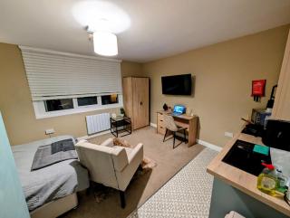 Private studio kitchenette & ensuite - 9