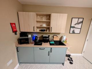 Private studio kitchenette & ensuite - 1