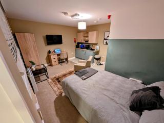 Private studio kitchenette & ensuite - 8