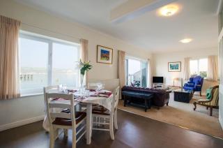 Waters Edge Balcony Apartment - 2