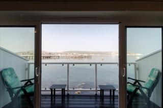 Waters Edge Balcony Apartment - 4