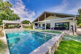 Getaway Near Dallas with Retro-Style Game Room! - 0