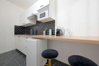 Modern Large Studio Apartment for 3 - 4