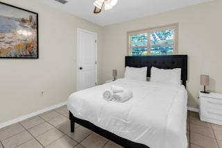 Lakeview Retreat with Pool Games, Chill Vibes - Sarasota - 5