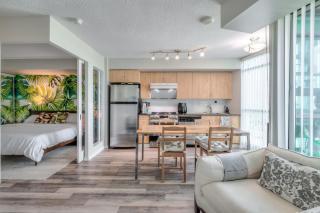 Chic 1BR plus Den Condo with Fast WiFi and Free Parking - 3