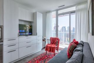 Downtown 1BR City Stay with Balcony and Fast Wi-Fi - 5