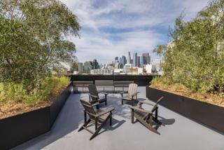 Stylish 2BD Haven with Scenic DTLA Views and Parking - 9