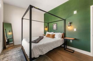 Stylish 2BD Haven with Scenic DTLA Views and Parking - 7