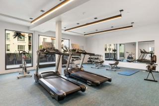Stylish 2BD Haven with Scenic DTLA Views and Parking - 4