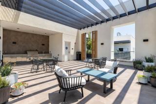 Stylish 2BD Haven with Scenic DTLA Views and Parking - 3