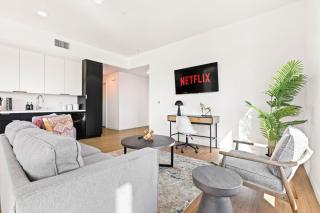 Spacious 1-BD with Stunning City Views in DTLA - 4