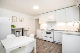 2 bedroom, subway, free parking. - 8