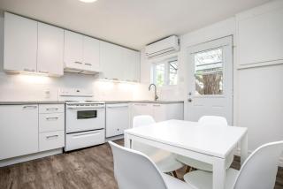 2 bedroom, subway, free parking. - 5