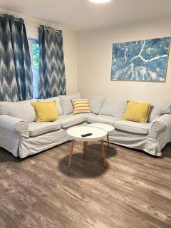 2 bedroom, subway, free parking. - 2