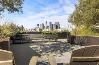 Artsy and Chic Stay, Walk to Little Tokyo with DTLA Views - 7