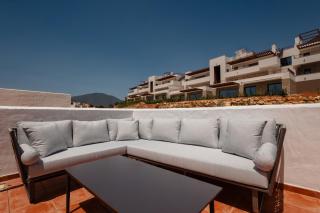 Modern Penthouse with Private Jacuzzi, Panoramic Sea and Lake Views - 8 min to Puente Romano - 4