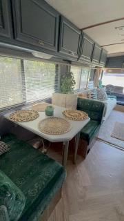 Glamping Vintage RV Stay - Hambledon - 3