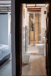 Ye Old Shop- Great Value 6 Bed Apartment - Spacious Renovated & Ideal for Groups - 3