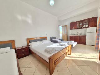 Vita Apartment - Spacious Garden and Balcony 5 min to Beach & Center - Ksamil - 4