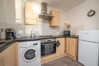 Modern City Centre Apartment Sleeps 4, Walk to Everything! - 5