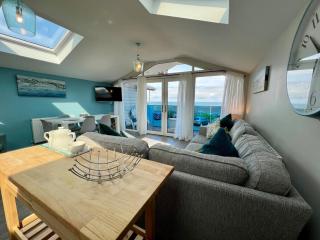 Pet-Friendly 3-Bed Home with Balcony - Walk to Beach & Golf - 6