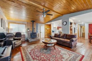 Hungry Horse Hideout - Upper Level - 1