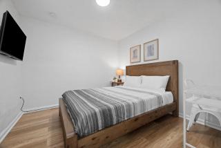 Bloomfield Pittsburgh B Stylish and Cozy Private Bedroom, Shared Bathroom, with Free Parking - 9