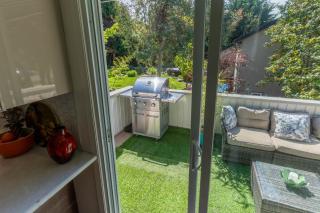 Mid-Century Modern Apartment at Horner Park - Victoria - 5