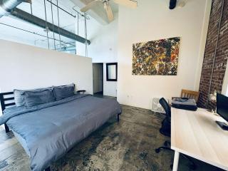 The Downtown Arena Loft - 7