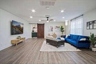 Nouveau Nichols Hills Trendy Spacious - 9