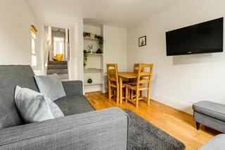 Homely 2BR Apt, 6 Mins Train Station, Wimbledon - London - 2
