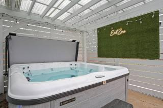 Spacious Ou Hideaway Hot Tub Pool Table - 8