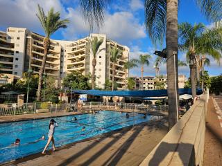 Lovely and Bright Apart, 2 Bed, 2 Bath, sleeps 5, Swimming pool - Jacuzzi & Gym - Ra‘ananna - 9