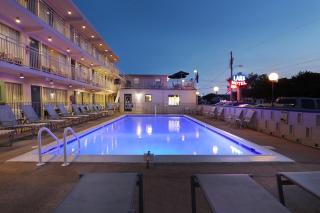 Lark Motel - 0