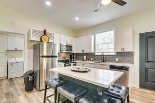 Close to Beach Walkable Galveston Getaway! - 5