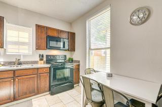 Less Than 1 Mi to Seawall Convenient Galveston Getaway! - 2