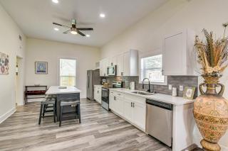 Steps to Seawall Spacious Condo in Galveston! - 5