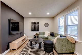 Dundee 3Br2Ba house sleeps 9 plus crib central Omaha - 5