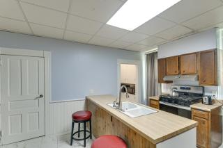 Less Than 1 Mi to Main St Quiet Apartment in Galesburg! - Galesburg - 1