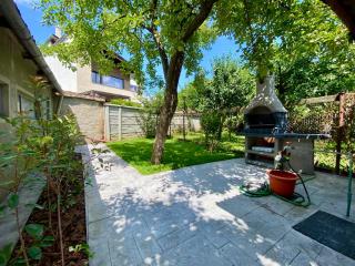 Cozy Corner Guesthouse - Civic Center, free Parking, garden with BBQ - 9