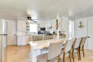 2 Mi to Public Beach Pet-Friendly Freeport Home! - 7