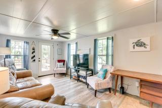 2 Mi to Public Beach Pet-Friendly Freeport Home! - 5