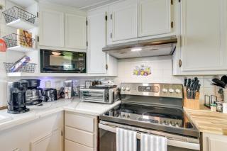 2 Mi to Public Beach Pet-Friendly Freeport Home! - 1