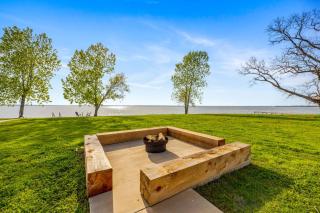 Friends Tiny Lake House A Friends Themed Tiny Home on Richland Chambers Lake - 7
