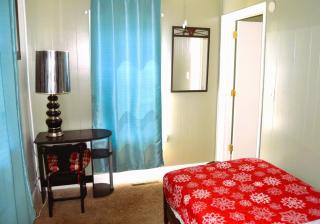7 Bedrooms Retreat Sleeps 13 - Grand Forks - 2
