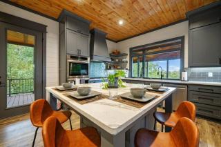 Reclaiming My Time - a Luxury Cabin Experience - 9