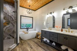 Reclaiming My Time - a Luxury Cabin Experience - 7